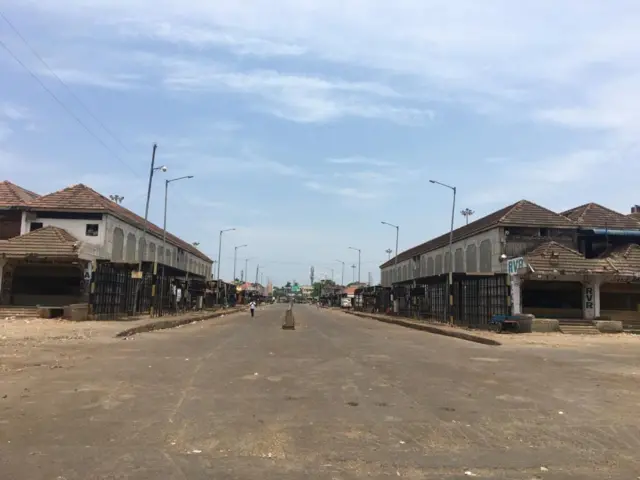 ஆள் நடமாட்டம் இல்லாத கோயம்போடு காய்கறி சந்தை