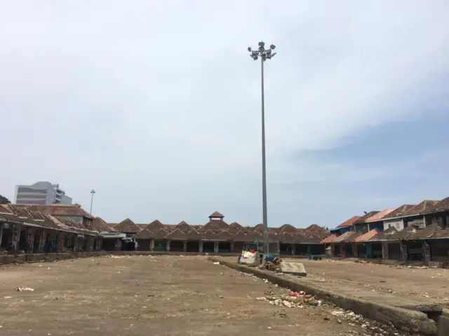 ஆள் நடமாட்டம் இல்லாத கோயம்போடு காய்கறி சந்தை