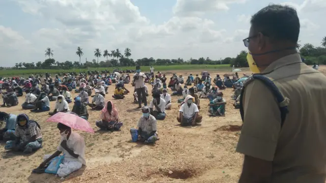 விழுப்புரத்தில் மதுக்கடை  அருகே தரையில் அமர வைக்கப்பட்ட கூட்டம்
