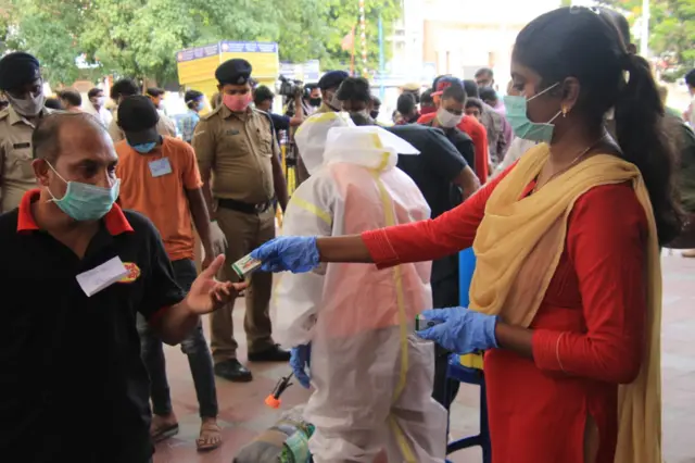 கோவையில் இருந்து அனுப்பப்பட்ட 1140 வடமாநில தொழிலாளர்கள்