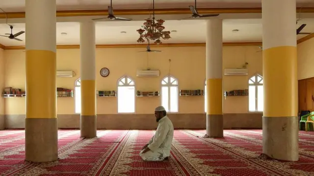 Amma sai masu ibada sun sanya takunkumai da safunan hannu kuma sun ba wa junansu rata.