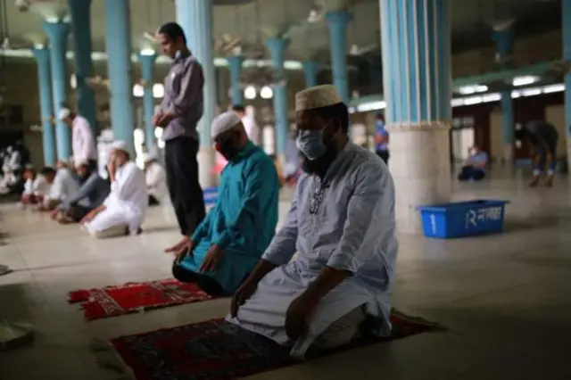 Namoota salaataa jiran