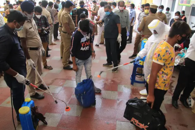 கோவையில் இருந்து அனுப்பப்பட்ட 1140 வடமாநில தொழிலாளர்கள்