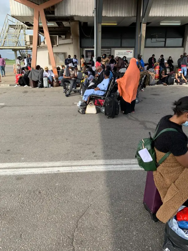 Nigerians wey land from UK