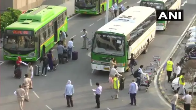 दिल्ली एयरपोर्ट पर पहुँचने के बाद बसों से ले जाए जा रहे यात्री