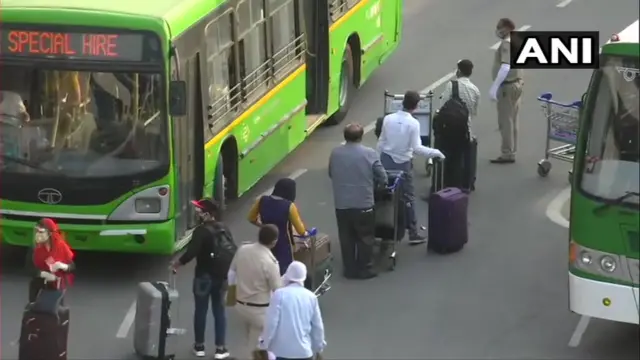 दिल्ली एयरपोर्ट पर पहुँचने के बाद बसों से ले जाए जा रहे यात्री