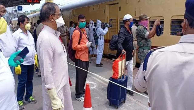राजस्थान से ट्रेन से लौटे प्रवासी और कोलकाता में दूसरे राज्यों के प्रवासी