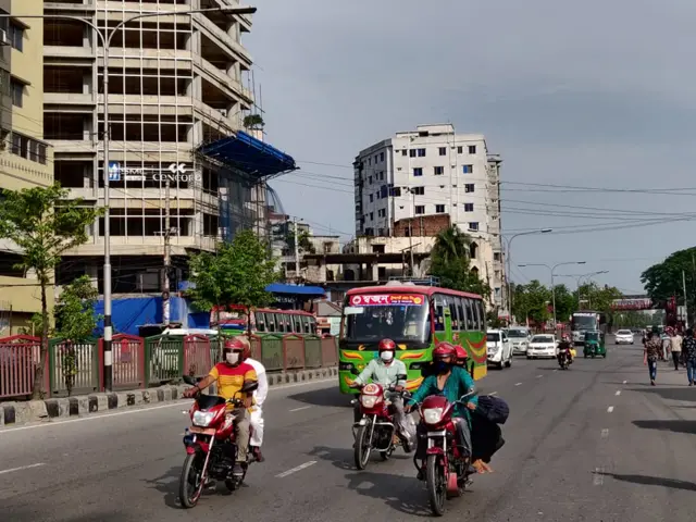 আজ ঢাকায় চলছে গণপরিবহন