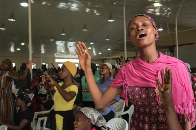 Nwanyị na-ekpe ekpere
