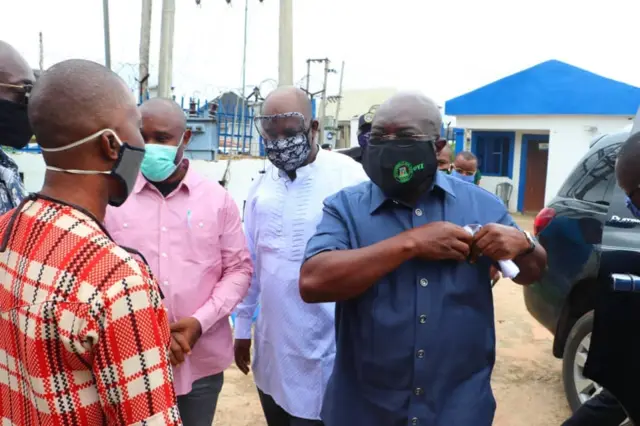 Gọvanọ Okezie Ikpeazu na ndị ọrụ ya