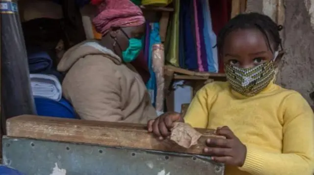 Goment dey advise pipo for Malawians to wear face masks