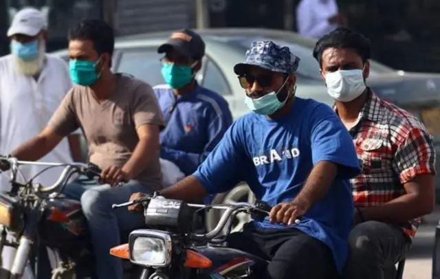পাকিস্তানে রাস্তাঘাটে লোকে মাস্ক পরছেন