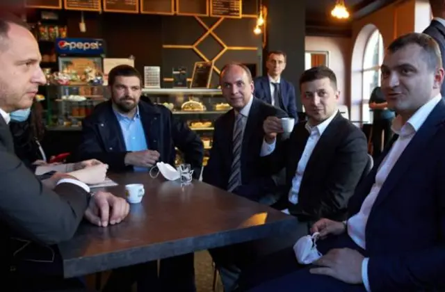 Madaxweynaha Ukraine Volodymyr Zelensky oo sawir laga qaaday isaga oo qaxweynaya