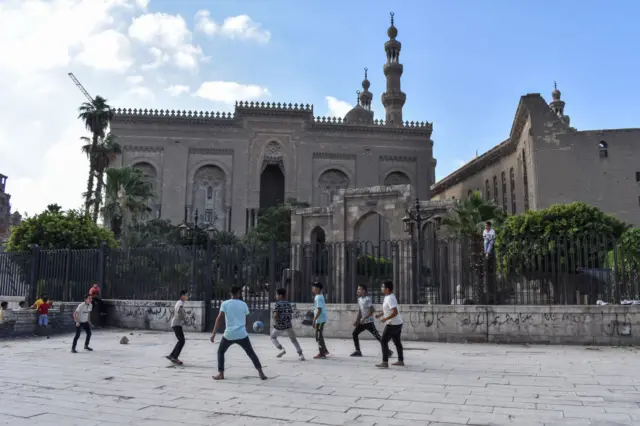 Mısır'da bayramda top oynayan çocuklar