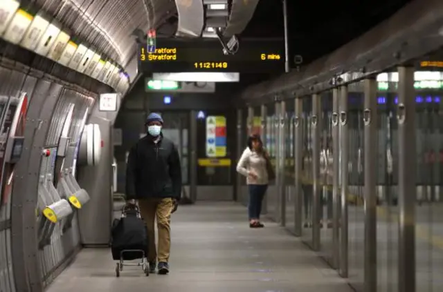 Londra metrosunda maske takan bir adam