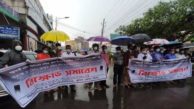 সহকর্মীকে হত্যার প্রতিবাদে খুলনায় ডাক্তারদের বিক্ষোভ