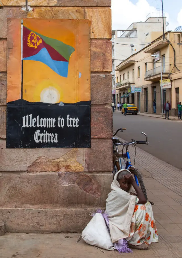 አንዲት ሴትዮ ተቀምጠው