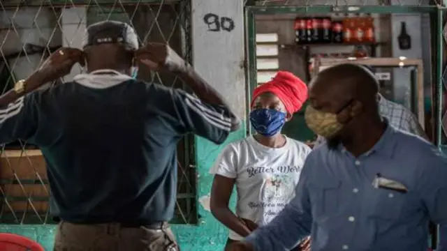 Ndị mmadụ na-eyi mkpuchi ihu na mba Mozambique