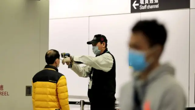 ይህ በአየር ማረፊያዎች ላይ ለገቢ መንገደኞችን የኮሮናቫይረስ ምርመራ ማድረግ በሆንግ ኮንግ አየር ማረፊያዎች ላይ እየተተገበረ ይገኛል።