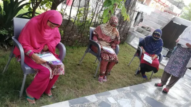 آگاہی اور سہولیات کی فراہمی کے لیے لیڈی ہیلتھ ورکرز کی نواحی علاقوں میں مہم