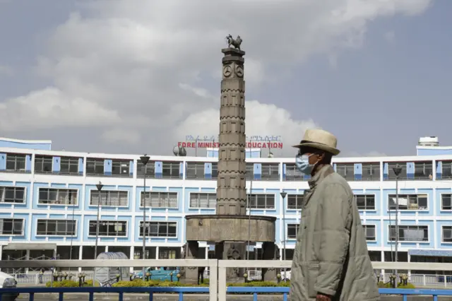 በአዲስ አበባ ጎዳና እየተረማመደ ያለ ሰው