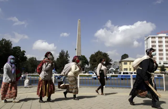 ጭምብል ያጠለቁ ሰዎች በአዲስ አበባ ጎዳናዎች