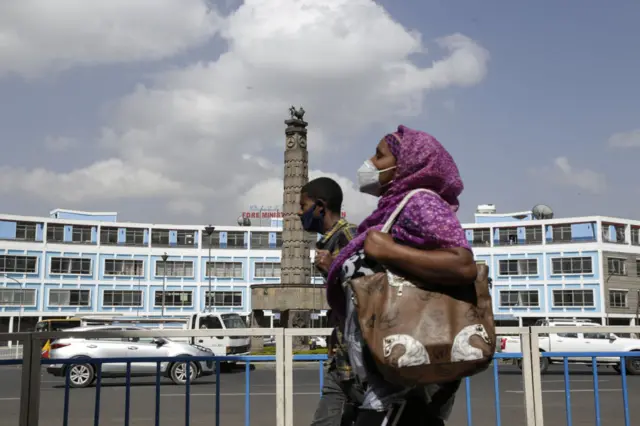 ሁለት ጭምብል ያጠለቁ ሰዎች በአዲስ አበባ ጎዳና