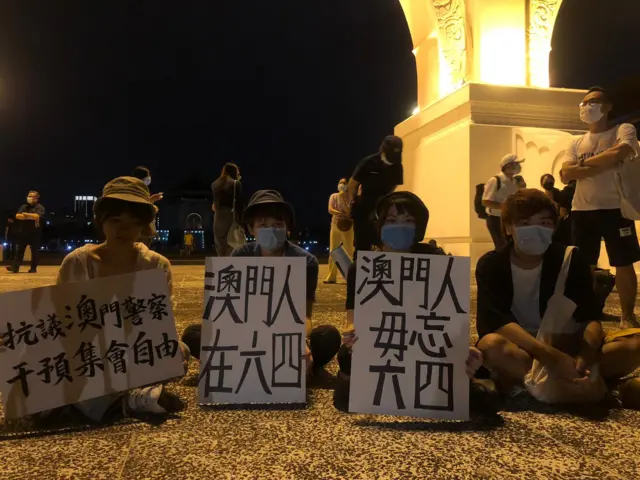 今年28岁、来自澳门的李小姐表示，澳门政府称因为防疫而不能举办“六四”集会，和香港一样首次被禁止，这对她而言有如澳门版的“白色恐怖”。