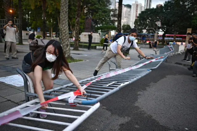 市民推倒维园球场围栏，入内参加集会。