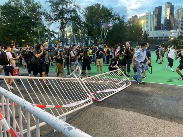 香港市民進入被關封的維園足球場悼念