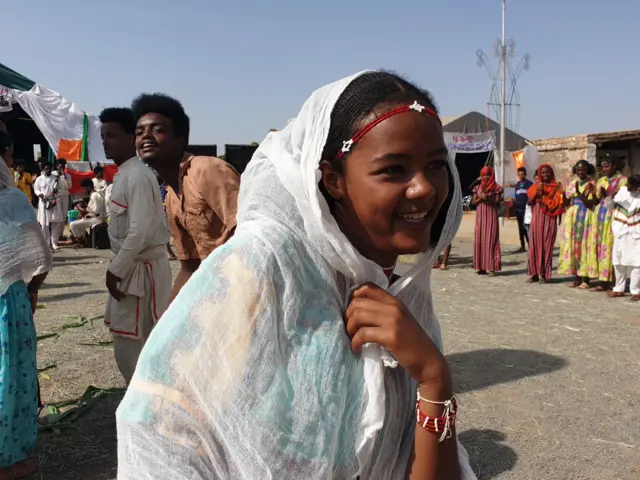 ስእሊ፡ ኣብ ኣስመራ ባህላዊ ሳዕስዒት ዘርእዩ መናእሰይ