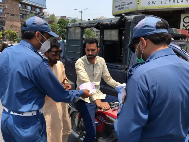 ماسک ٹریفک وارڈن، چالان، لاہور