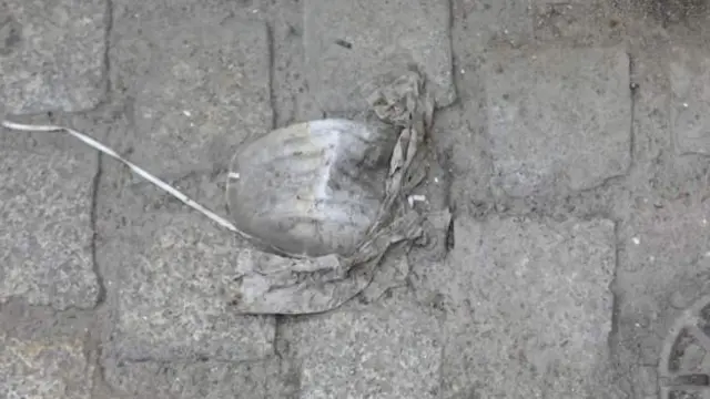 መሬት ላይ የተጣለ የአፍና አፍንጫ መሸፈኛ (ማስክ)