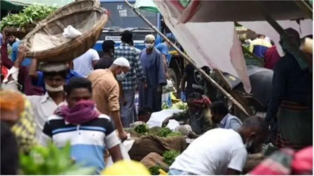 লকডাউনের সময় লোকজনকে অনলাইনে কেনাকাটা করতে হবে