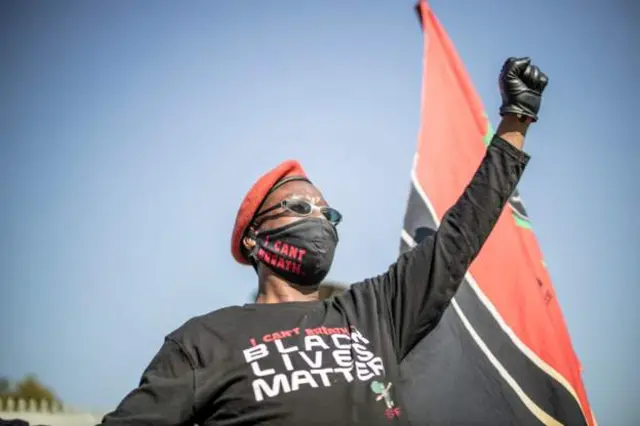 Afrikaa Kibbaatti poolisii US mormuun hiriirri ba’ame