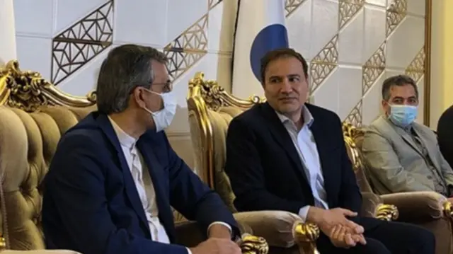 مجید طاهری در فرودگاه به همراه معاون وزیر خارجه ایران