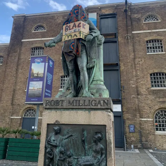 Robert Milligan heykeli