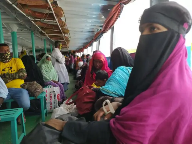 ঢাকা থেকে মাদারীপুর যাওয়ার পথে একটি জলযানের চিত্র