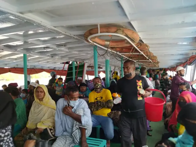 ঢাকা থেকে মাদারীপুর যাওয়ার পথে একটি জলযানের চিত্র