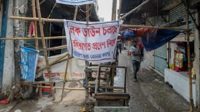 এপ্রিলে ঢাকার মহম্মদপুরের জেনেভা-ক্যাম্পে লকডাউনের সময় বাঁশ ফেলে রাস্তা আটকে রাখা হয়েছিল