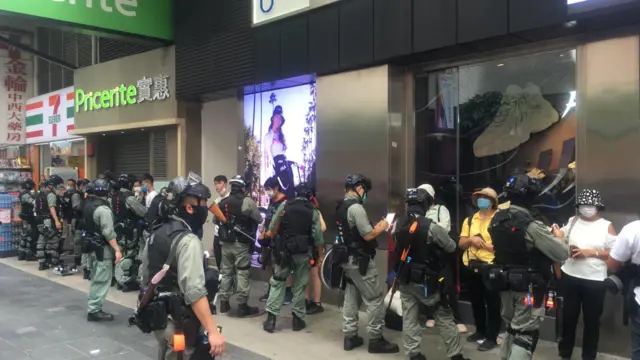 香港铜锣湾百德新街多名市民被截查