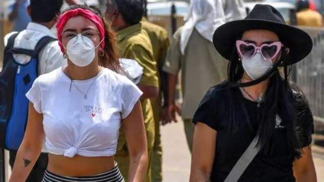 ਦੋ ਔਰਤਾਂ ਤੁਰੀਆਂ ਆ ਰਹੀਆਂ ਹਨ