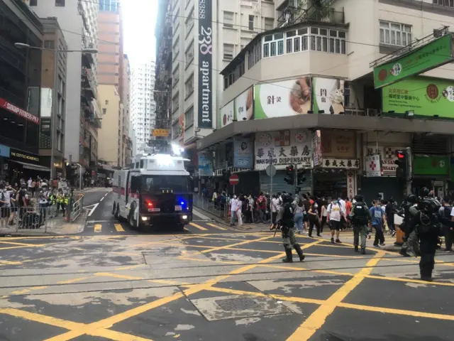 香港警方下午出动了水炮车。