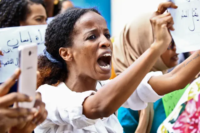 كان "تحرير المرأة من القوانين القمعية" من بين مطالب متظاهرين