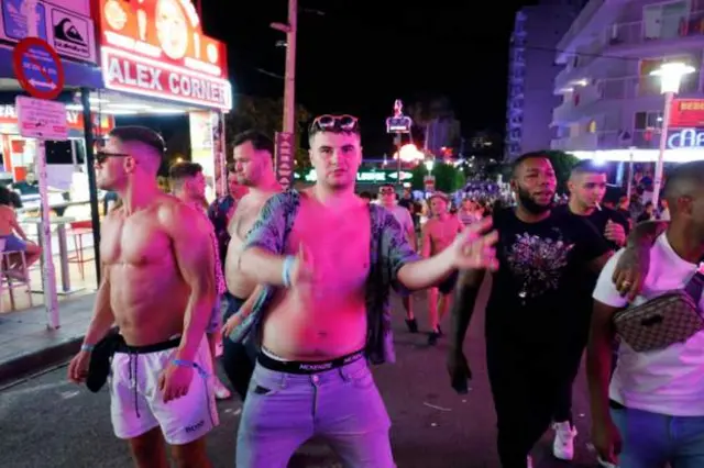Magaluf’taki Calle Punta Ballena, turistlerin uğrak noktaları arasında