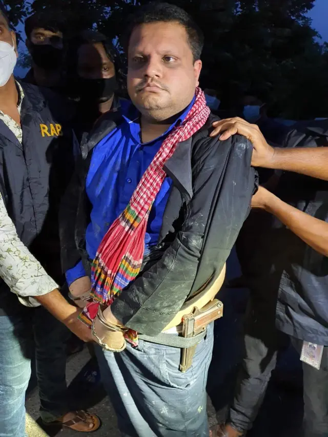 বোরকা পরা অবস্থায় তাকে পাওয়া যায় বলে দাবি করছে র‍্যাব