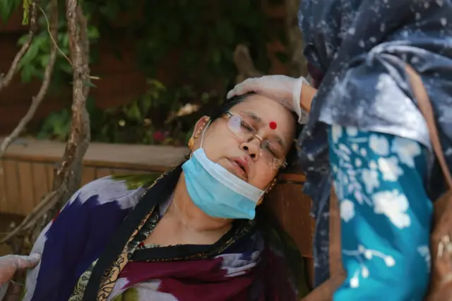 সরকারি তথ্যমতে কোভিড-১৯ হাসপাতালে বহু বেড খালি রয়েছে। তারপরও এই রোগীদের চিকিৎসা পেতে দীর্ঘ সময় বসে থাকতে হচ্ছে হাসপাতালের বাইরে। ছবিটি ১লা জুলাই তোলা হয়েছে।