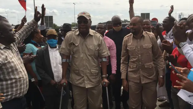 Mwenyekiti wa chadema Freeman Mbowe akiwasili kumpokea Tundu Lissu