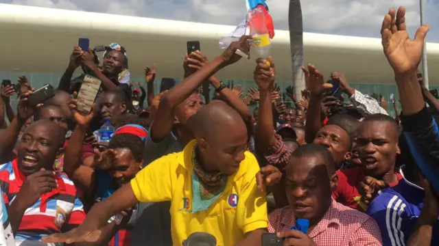 Wanachama wa Chadema wakimpokea Tundu Lissu