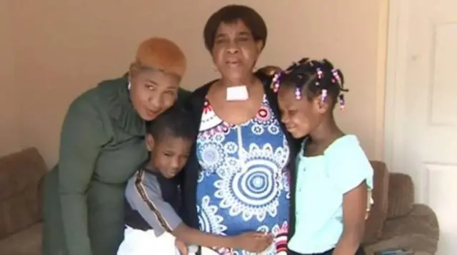 ሳፉራት ኦይኒክ ላዶጀ ከቤተሰቦቿ ጋር